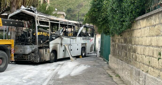 Pozzuoli, sfonda il cancello del Comune con un bus e poi dà fuoco al mezzo. “Attacco contro le istituzioni”