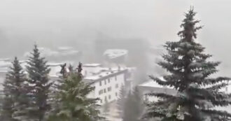 Copertina di Nevica a Sestriere, l’imbiancata d’agosto sulle Alpi. Gli ambientalisti: “Dal caldo record agli zero gradi”