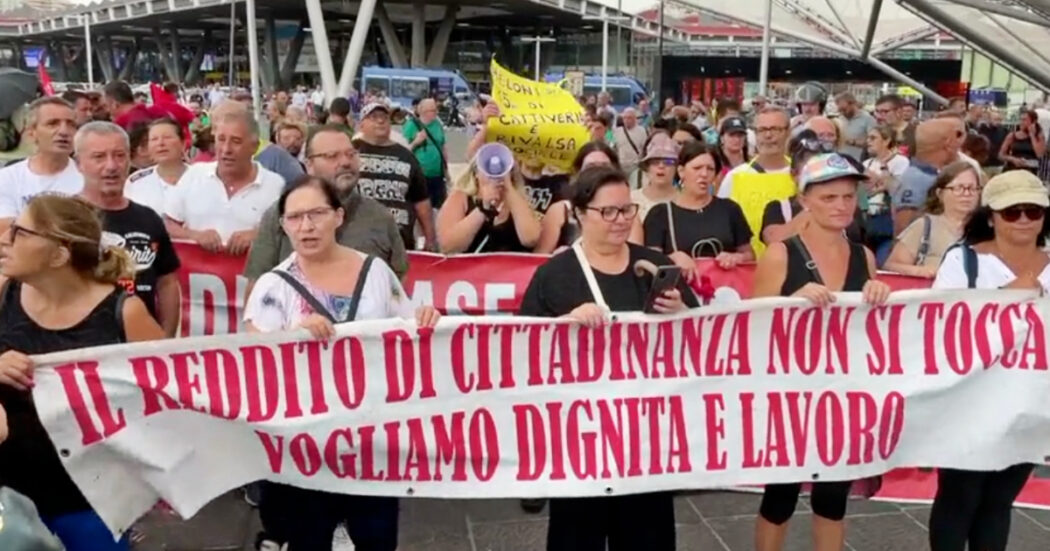 Le voci dal corteo per il reddito di cittadinanza a Napoli: “Vogliamo lavorare, il governo vuole persone ricattabili”. Cori contro Meloni