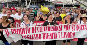 Copertina di Le voci dal corteo per il reddito di cittadinanza a Napoli: “Vogliamo lavorare, il governo vuole persone ricattabili”. Cori contro Meloni