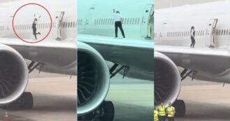 Copertina di L’hostess si mette in posa per le foto sull’ala del Boeing 777: i passeggeri filmano la scena e l’equipaggio finisce nei guai