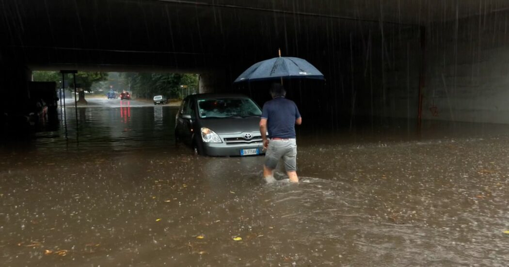 Forti precipitazioni tra Varese e Milano: auto intrappolate nei sottopassaggi a Gallarate, allagamenti a Busto Arsizio