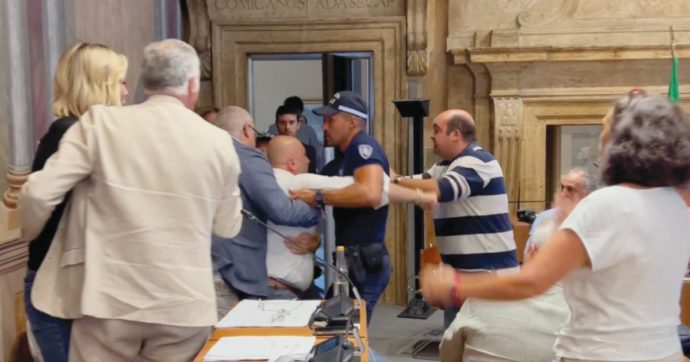 Sembra Fight Club, ma è solo Bandecchi