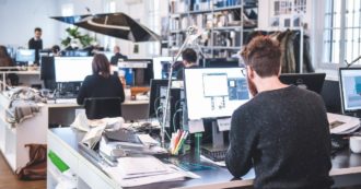 Copertina di “Nuovi schiavi” | Viaggio nel lavoro povero. “Al lavoro come dipendenti, ma pagati meno di un terzo”