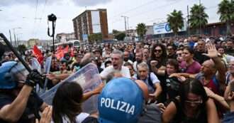 Copertina di Tensioni a Napoli al corteo a difesa del reddito di cittadinanza: scontro con la polizia che manganella i manifestanti