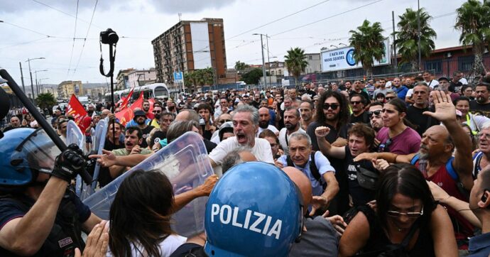 Tensioni a Napoli al corteo a difesa del reddito di cittadinanza: scontro con la polizia che manganella i manifestanti