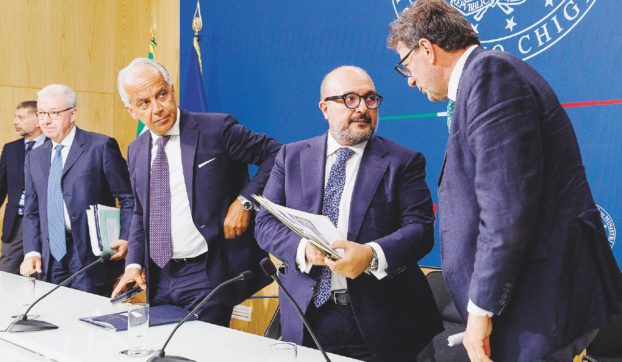 Dai migranti alla Finanziaria: il governo dei ministri-coltelli