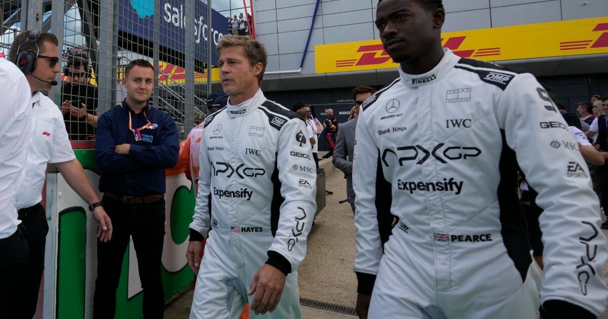 Brad Pitt arriva a Monza per il Gran Premio di Formula 1: il circuito diventa un set, il divo atteso ai box
