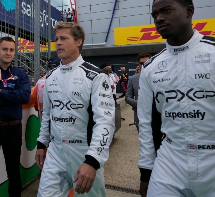 Brad Pitt arriva a Monza per il Gran Premio di Formula 1: il circuito diventa un set, il divo atteso ai box