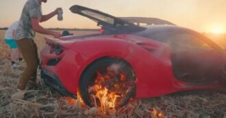 Copertina di Sgomma a tutta velocità con la sua Ferrari da 240mila euro in un campo di grano ma il motore prende fuoco: le fiamme distruggono l’auto – VIDEO