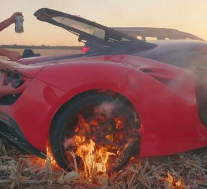 Sgomma a tutta velocità con la sua Ferrari da 240mila euro in un campo di grano ma il motore prende fuoco: le fiamme distruggono l’auto – VIDEO