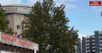 Copertina di Sgomberati a Milano gli ex bagni pubblici abitati da lavoratori stranieri: “Salari bassi e discriminazione, impossibile trovare casa”