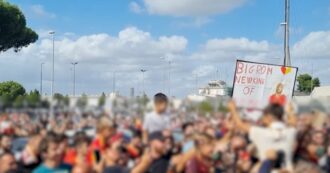 Copertina di Lukaku, a Ciampino i tifosi della Roma in attesa di “Big Rom”. I supporter romanisti intonano i primi cori (video)