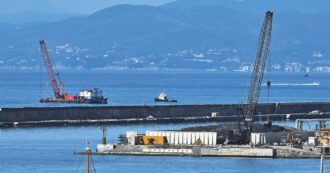 Copertina di Nuova diga di Genova, caporalato nel cantiere: otto arresti. Operai obbligati a cedere parte dello stipendio e a comprare i dispositivi di sicurezza
