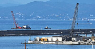 Copertina di Nuova diga di Genova, caporalato nel cantiere: otto arresti. Operai obbligati a cedere parte dello stipendio e a comprare i dispositivi di sicurezza