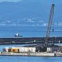 Copertina di Nuova diga di Genova, caporalato nel cantiere: otto arresti. Operai obbligati a cedere parte dello stipendio e a comprare i dispositivi di sicurezza