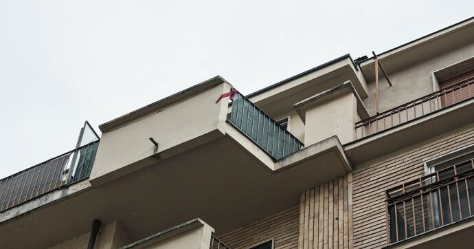 Bimba caduta dal balcone a Torino, verso un provvedimento di tutela per lei e la madre