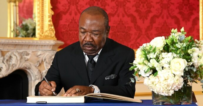 Colpo di stato in Gabon, i militari arrestano il presidente Ali Bongo. Borrell: “Cresce l’instabilità dell’intera regione”