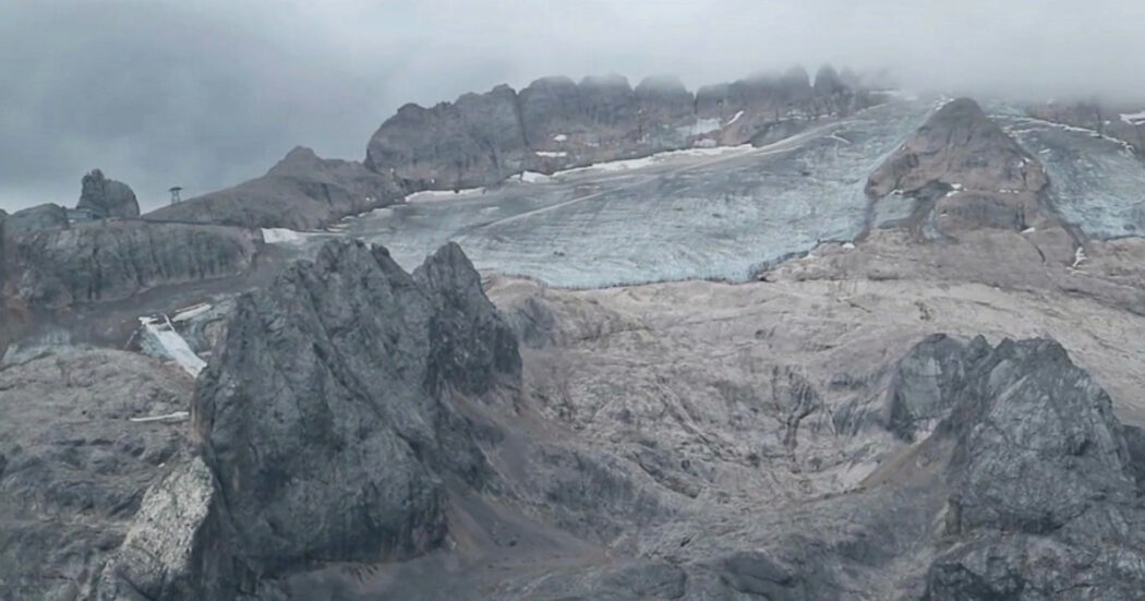 “Il ghiacciaio è destinato a scomparire”. Le immagini dalla Marmolada dimezzata in 25 anni: “Cause? Caldo record e siccità”