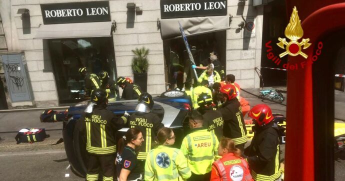 Auto si ribalta, abbatte palo che colpisce una ciclista che rimane incastrata: tre feriti a Milano