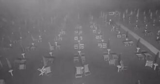 Copertina di Jesolo, le immagini della tromba d’aria che si abbatte sulla spiaggia: via lettini e ombrelloni in pochi secondi (video)