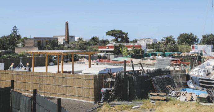 Copertina di Spiaggia Stromboli e la minaccia del cemento