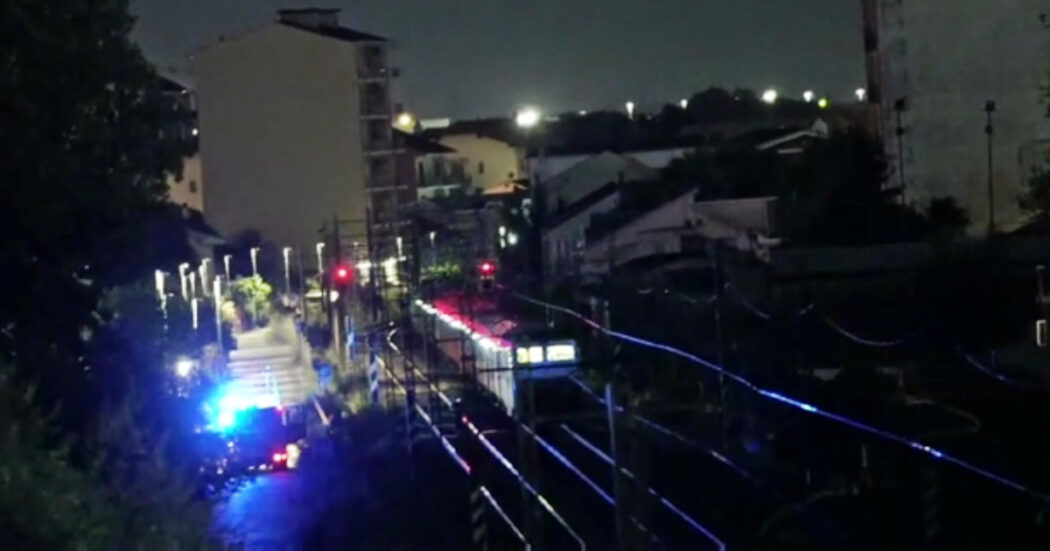 Incidente ferroviario a Brandizzo, le immagini dopo lo scontro: i primi soccorsi nella notte
