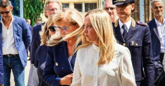 Copertina di Meloni a Caivano: “Sarà tutta bonificata, presto i frutti. Centro sportivo riaprirà in primavera”. Schlein: “Giusto andare, ora serve continuità”