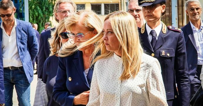 Meloni a Caivano: “Sarà tutta bonificata, presto i frutti. Centro sportivo riaprirà in primavera”. Schlein: “Giusto andare, ora serve continuità”