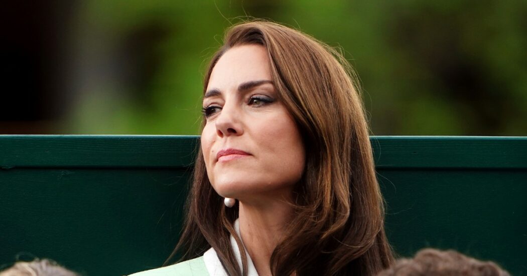 “Kate Middleton è una guerriera. Per lei sta diventando sempre più difficile, lotta contro la nausea, la stanchezza, la perdita di peso e di capelli”