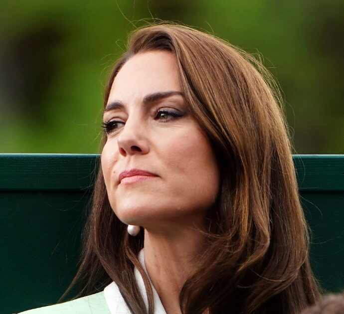 Kate Middleton, i papà la ignorano all’ingresso della scuola dei figli: “Sono più interessati a un’altra mamma”. Ecco chi è