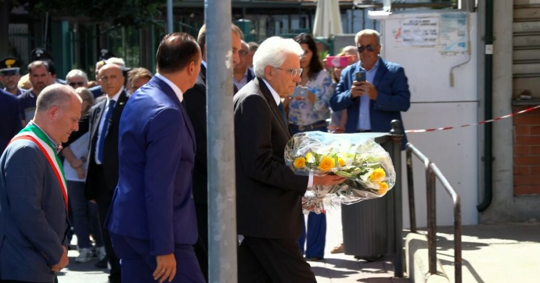 Incidente ferroviario, Mattarella fa visita a Brandizzo e depone una corona di fiori davanti alla stazione – Video