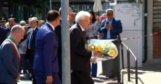 Copertina di Incidente ferroviario, Mattarella fa visita a Brandizzo e depone una corona di fiori davanti alla stazione – Video
