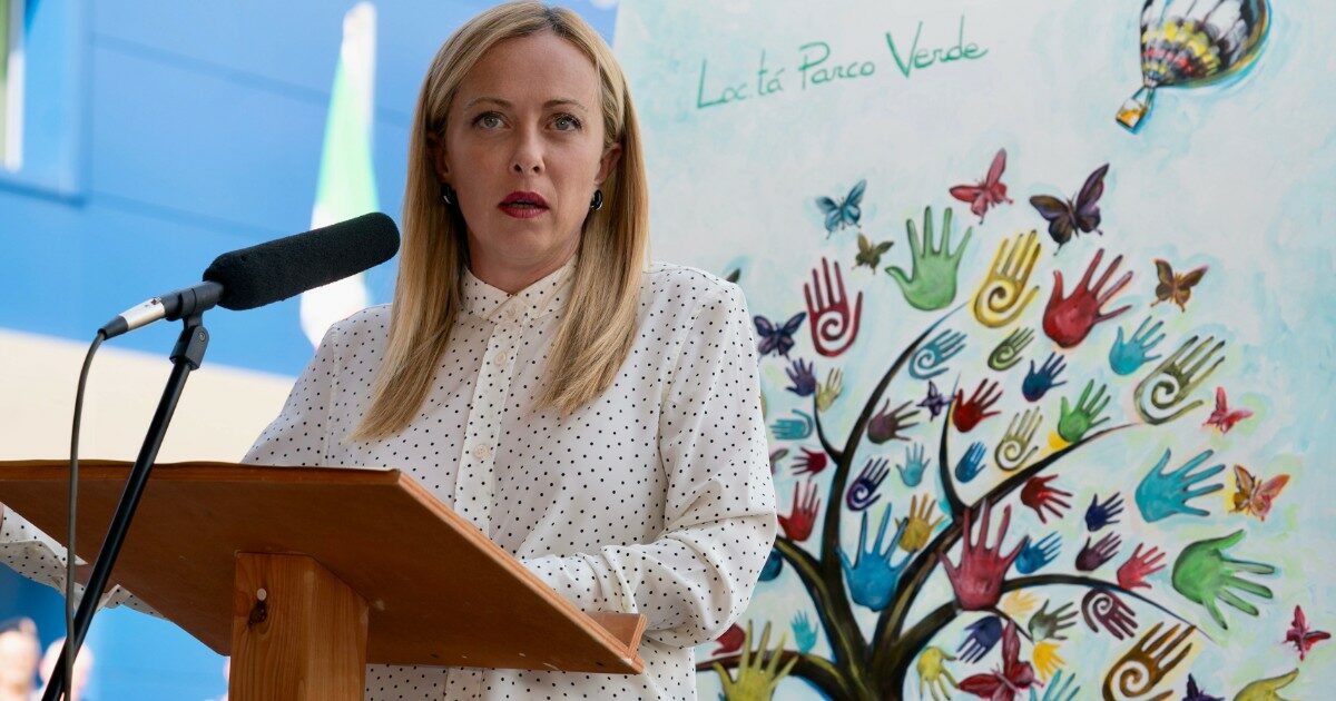 Meloni, la premier in fuga dalle domande: Caivano è solo l’ultimo esempio. Il tedesco Scholz? Fa il triplo delle sue conferenze stampa