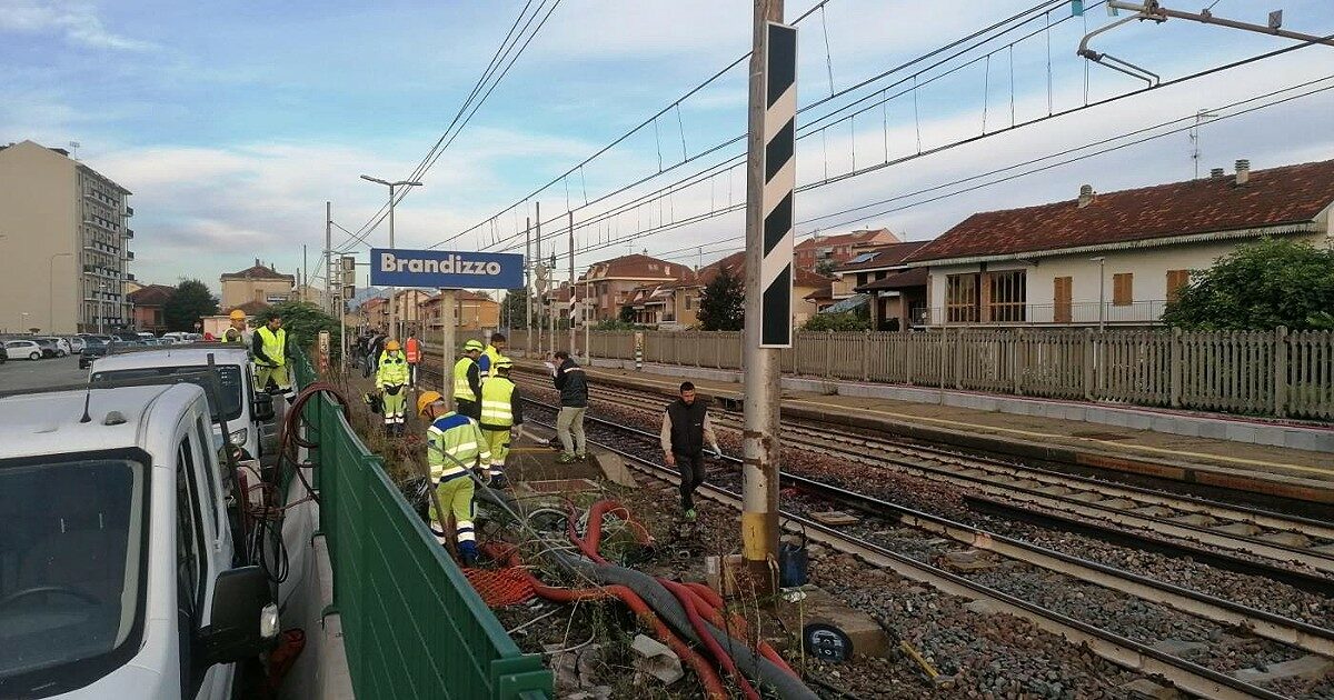 Brandizzo, indagati i sopravvissuti: l’addetto Rfi e il capocantiere. I pm: “Gravi violazioni nelle procedure di sicurezza”. Mai richiesto il nulla osta all’avvio del cantiere