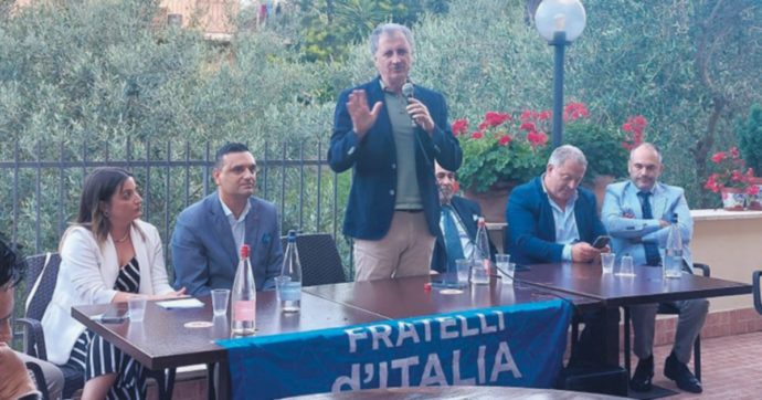 Senatore di FdI senza freni dice: “Sciàcquati la bocca con l’acido” al consigliere comunale