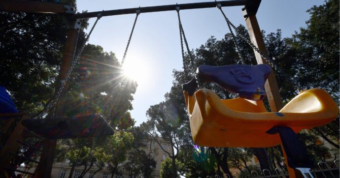 Bimbo morto nel parco: arrestata la madre