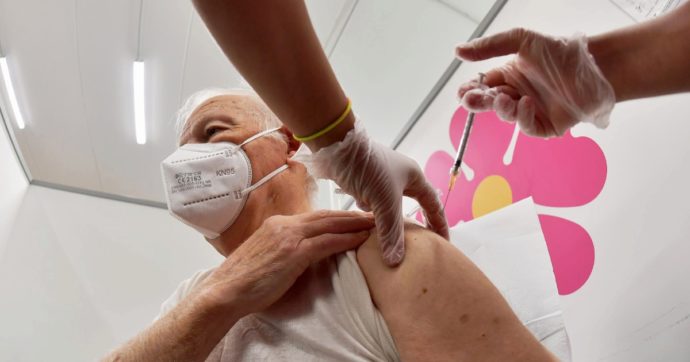 Covid, Ema autorizza vaccini nuove varianti