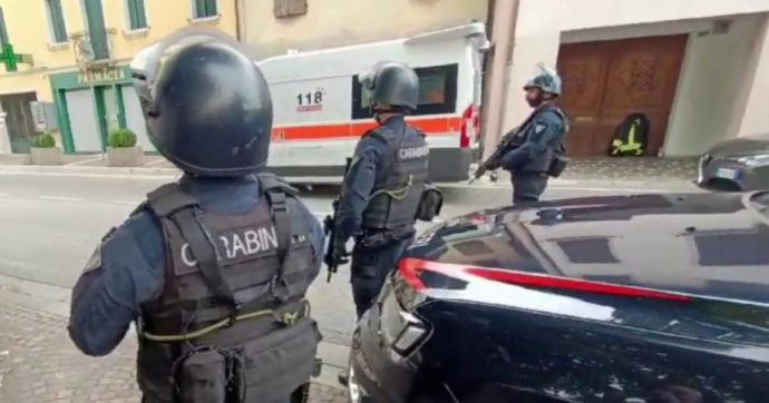 Si è arreso l’ex militare armato che si era asserragliato in casa
