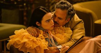 Copertina di Festival di Venezia, Poor Things! – La fiaba dark di Yorgos Lanthimos “incanta il Lido”. Emma Stone freak da premio