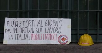 Copertina di Manichini insanguinati davanti alla stazione di Torino: la protesta dopo l’incidente di Brandizzo. “Va istituito il reato di omicidio sul lavoro”