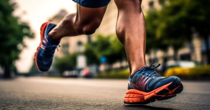 Attenzione alle scarpe da running: “Quelle con la suola più alta aumentano il rischio di lesioni alle gambe durante la corsa”
