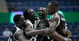 Copertina di Mondiali di basket, il Sud Sudan si prende i Giochi 2024: storia di una giovane Nazionale senza palasport che unisce un Paese dilaniato