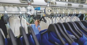 Copertina di “Nuovi schiavi” | Viaggio nel lavoro povero. “Al lavoro 12 ore 7 giorni su 7, così creiamo il Made in Italy”