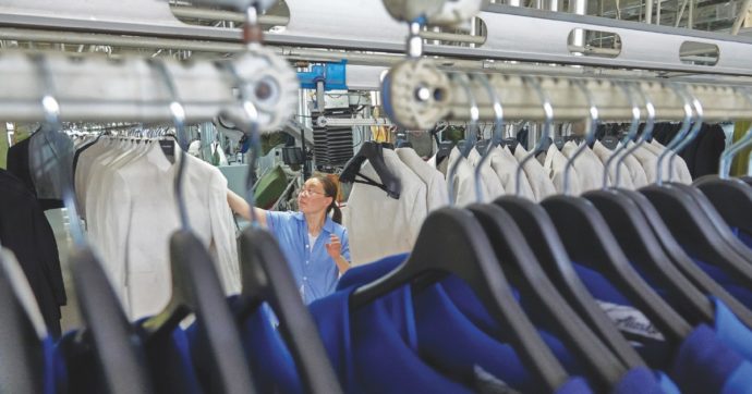 “Nuovi schiavi” | Viaggio nel lavoro povero. “Al lavoro 12 ore 7 giorni su 7, così creiamo il Made in Italy”