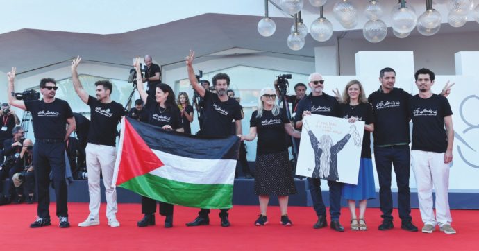 Copertina di Giuria di Venezia sfila in flashmob per l’Iran libero