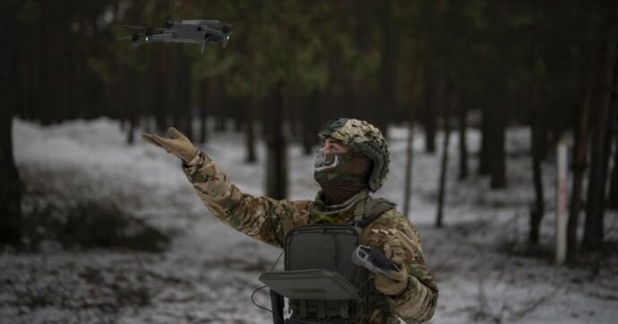 Tutti i paradossi della “guerra dei droni” tra Kiev e Mosca: dai costi per la Difesa alla “caccia” per la produzione