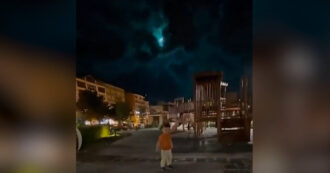 Copertina di Una scia verde illumina la notte, la meteora solca il cielo sopra la Turchia – Video