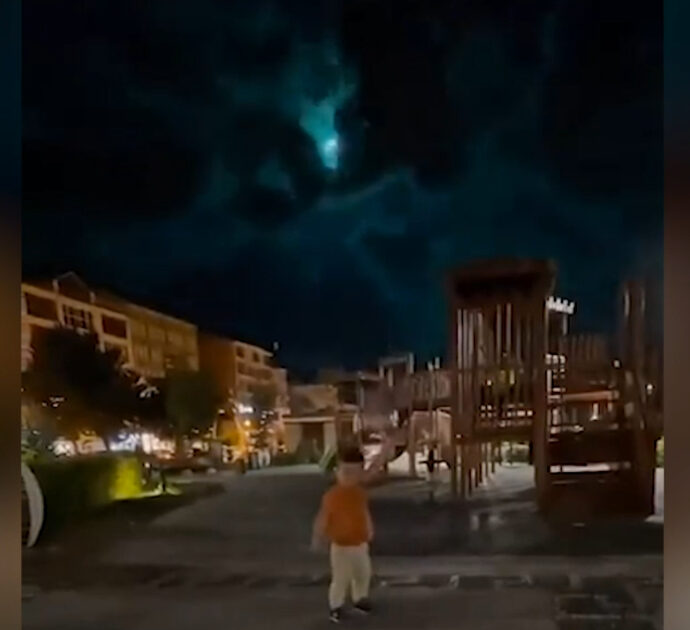 Una scia verde illumina la notte, la meteora solca il cielo sopra la Turchia – Video