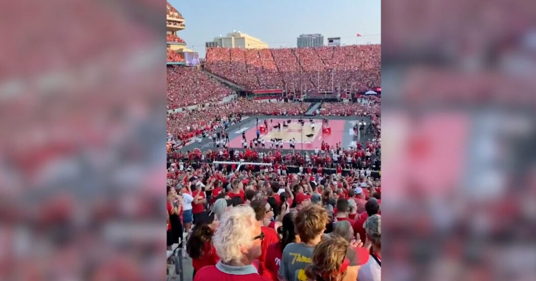 Il tifo è da brividi, nuovo record per un evento sportivo femminile: 92mila spettatori per la partita di pallavolo – Video